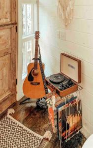 una guitarra y una estufa en una habitación en Secluded Treehouse Rental Ideal for Glamping in Alabama, en Brushy Pond 34 fotos más