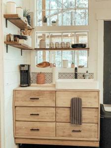 una cocina con fregadero y ventana en Secluded Treehouse Rental Ideal for Glamping in Alabama, en Brushy Pond