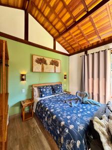 Postel nebo postele na pokoji v ubytování Chalé Visconde da Mata Maringá MG