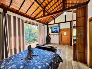 TV a/nebo společenská místnost v ubytování Chalé Visconde da Mata Maringá MG