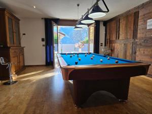 een biljartkamer met een pooltafel erin bij Appartamento con Biliardo Privato Patio e Parcheggio Aosta in Aosta