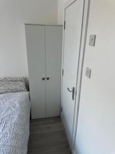 Postel nebo postele na pokoji v ubytování Comfort Rooms - East Croydon + 4 fotografie