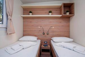 Postel nebo postele na pokoji v ubytování Eurocamp Mobile Homes at Campsite Porton Biondi