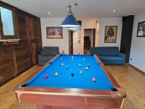 een woonkamer met een pooltafel bij Appartamento con Biliardo Privato Patio e Parcheggio Aosta in Aosta