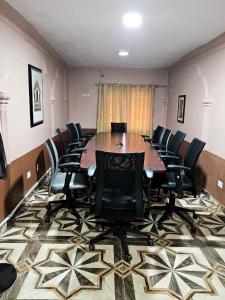 a conference room with a large table and chairs at Elevation Lodge Imatt in Freetown