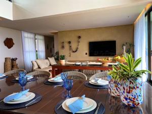 TV a/nebo společenská místnost v ubytování Casa Akumal, Pé na areia, 6 suítes vista mar