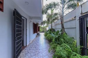 ein Korridor eines Gebäudes mit einem Innenhof mit Pflanzen in der Unterkunft Angkor Nesthouse in Siem Reap