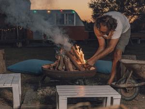 Εγκαταστάσεις μπάρμπεκιου για όλους τους επισκέπτες του κάμπινγκ