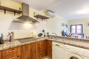 una cocina con fregadero y microondas en Francos Cathedral, en Sevilla