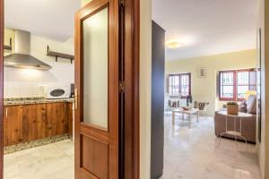 cocina y sala de estar con puerta abierta en Francos Cathedral, en Sevilla 7 fotos más