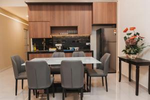 eine Küche und ein Esszimmer mit Tisch und Stühlen in der Unterkunft JB Tebrau 16 Pax Aeon Toppen Ikea-Free WI-FI in Ulu Tiram