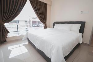 ein Schlafzimmer mit einem weißen Bett und einem großen Fenster in der Unterkunft JB Tebrau 16 Pax Aeon Toppen Ikea-Free WI-FI in Ulu Tiram + 64 Fotos