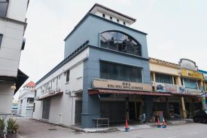 ein blau-weißes Gebäude mit einem Schild darauf in der Unterkunft JB Tebrau 16 Pax Aeon Toppen Ikea-Free WI-FI in Ulu Tiram