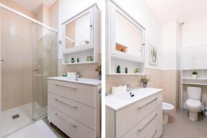 a bathroom with two sinks and a shower and a toilet at Fasquel Center in Seville +13 photos