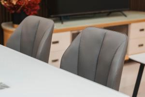 Zwei Stühle stehen an einem Tisch vor einem Schreibtisch in der Unterkunft JB Tebrau 16 Pax Aeon Toppen Ikea-Free WI-FI in Ulu Tiram