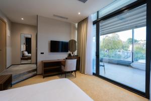 TV a/nebo společenská místnost v ubytování Bushi Resort & SPA