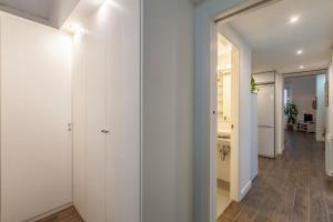 baño con paredes blancas y pasillo en Orbyz, en Sevilla 24 fotos más