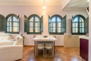 a living room with a table and chairs and a couch at Belle Pop in Seville