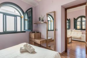 a bedroom with a bed and a mirror at Belle Pop in Seville