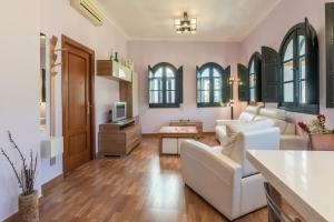 a living room with a couch and a tv at Belle Pop in Seville