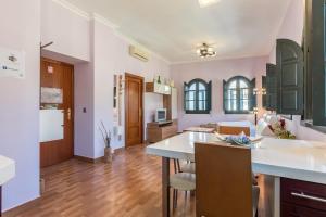 a kitchen and living room with a counter and a table at Belle Pop in Seville +8 photos