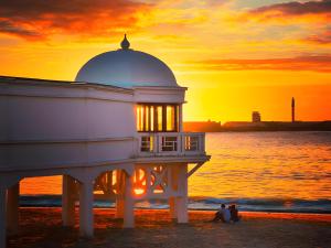 una casa luminosa en la playa al atardecer en La Bella Escondida, en Cádiz