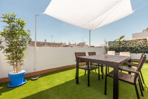 En terrasse eller udendørsområde på Freedom Penthouse