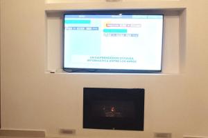 TV a/nebo společenská místnost v ubytování Comfortable Apartment In The Center