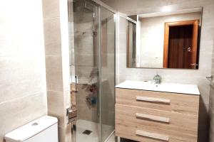 Koupelna v ubytování Comfortable Apartment In The Center + 32 fotografií