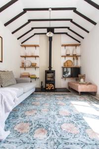 WoolvertonにあるThe Cowshed - Country Retreatのリビングルーム(暖炉、ラグ付)