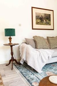 WoolvertonにあるThe Cowshed - Country Retreatのソファとテーブルのあるリビングルーム +54枚の写真