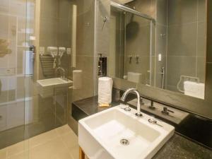 Ένα μπάνιο στο Golden Tower Maracanaú by Fênix Hotéis +10 φωτογραφίες