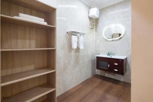 een badkamer met een wastafel en een spiegel bij Nouveau Hotel in Accra +22 foto's