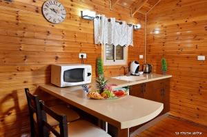 Kuchyň nebo kuchyňský kout v ubytování אגם בגליל - וילה ו-3 סוויטות עם בריכה מחוממת בעבדון