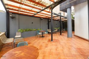een kamer met tafels en stoelen in een gebouw bij Nouveau Hotel in Accra
