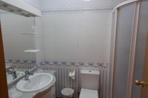 y baño con lavabo y aseo. en Apartamentos Río Guadalaviar, en Albarracín