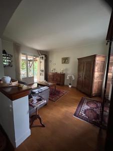 a kitchen with a counter and a table in a room at Chez Jules in Chalon-sur-Saône