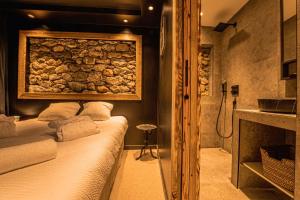 ein Bad mit 2 Betten und einer Dusche in der Unterkunft Chalet Louisette luxe, Bain Nordique, 3 Vallées -Navette privée in Saint-Jean-de-Belleville