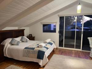 una camera da letto con un letto e una grande finestra di Preciosa casa grande y céntrica en Santo Domingo a El Cerrillo