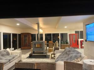 un soggiorno con camino e TV di Preciosa casa grande y céntrica en Santo Domingo a El Cerrillo Altre 9 foto