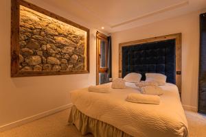 En eller flere senge i et værelse på Chalet Louisette luxe, Bain Nordique, 3 Vallées -Navette privée