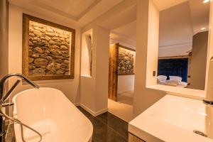 ein Badezimmer mit einer weißen Badewanne und einem Waschbecken in der Unterkunft Chalet Louisette luxe, Bain Nordique, 3 Vallées -Navette privée in Saint-Jean-de-Belleville
