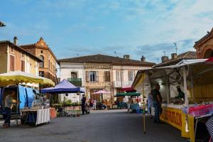a group of people at an open air market at Le Petit Couvent in LʼIsle-en-Dodon