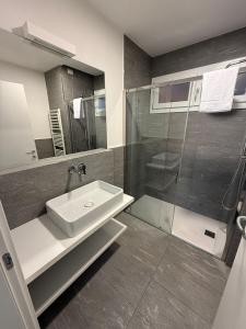 Ένα μπάνιο στο Bovara 49 +26 φωτογραφίες