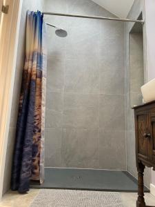 eine Dusche in einem Badezimmer mit Duschvorhang in der Unterkunft The Kite Shack in Littlehampton + 24 Fotos
