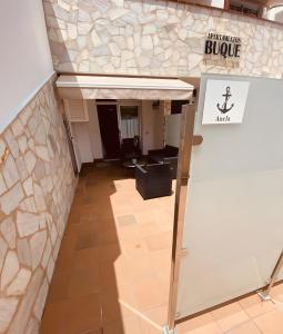 eine Lobby eines Gebäudes mit einer Steinmauer in der Unterkunft Vv Ancla in Puerto de Mogán + 12 Fotos