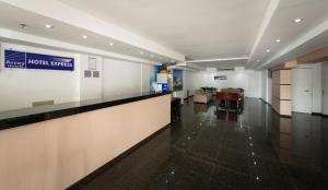 a lobby of a hospital with a reception counter at Hotel Express Arrey in Teresina