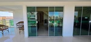 een glazen deur op een gebouw met een balkon bij Triplex Penthouse with Private Pool and Sea View in Rio das Ostras +49 foto's