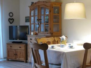 TV a/nebo společenská místnost v ubytování Ferienhaus Nes Pük