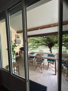a screened in porch with a table and chairs at Chez Jules in Chalon-sur-Saône +7 photos